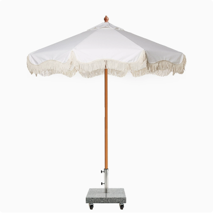 花（huā）園法式市集草坪婚禮泳池太陽傘